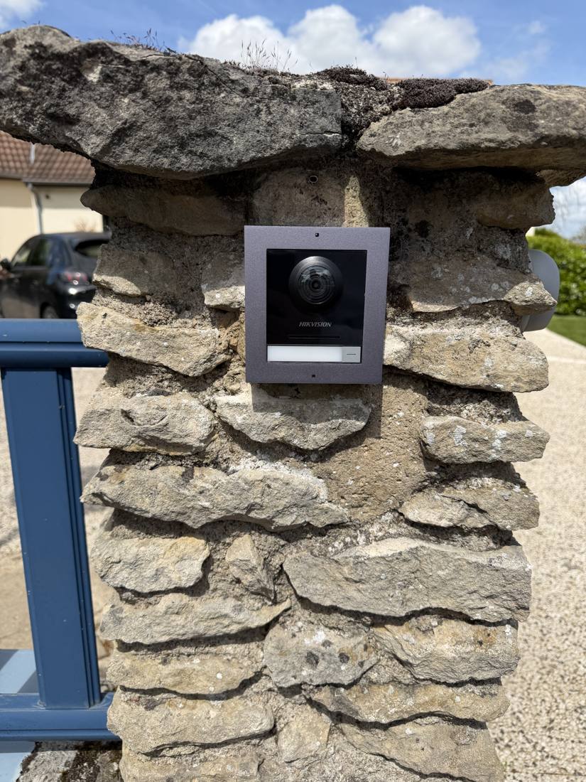 Interphone encastré pilier en pierre